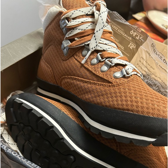 Brown Timberland Shoes, Men size 8. - Picture 3 of 4